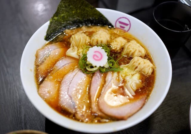 Yokohama Chuka Soba Ishin Shoten Honten: Ingwer-Shoyu-Ramen und Wantans