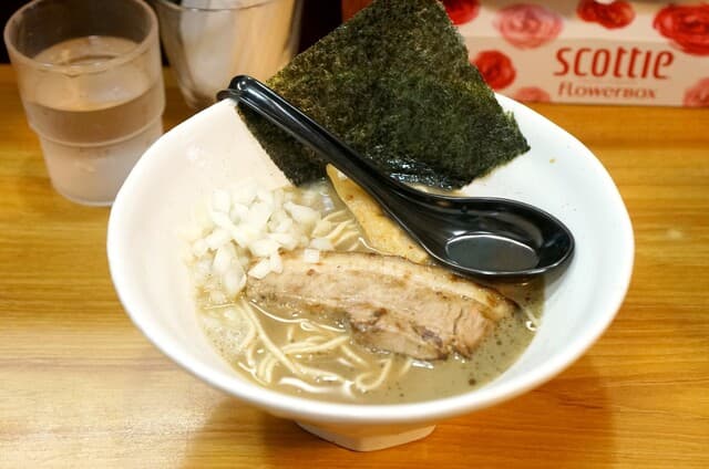 Ramen Inoue: Niboshi-Hühner-Ramen und gewürztes Kaedama
