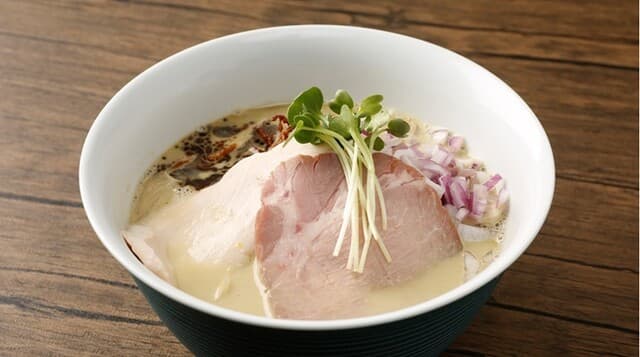 Menya Deko: Ramen mit doppelt gezogener Niboshi-Brühe
