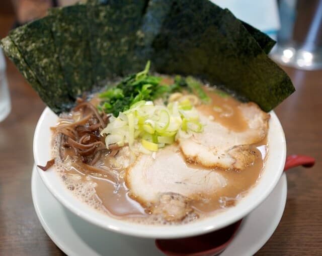 Umai Yo Yuchan Ramen: Kyushu-Tonkotsu und Chāhan aus dem Wok
