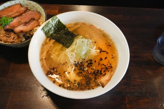 Jikaseimen Kamikaze: Shio-Ramen mit hausgemachten Nudeln