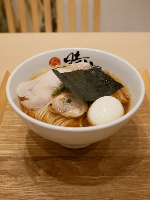 Chuka Soba Shigure Isezaki choujamachi honten: klare Shoyu-Ramen