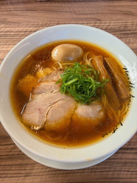 Menan Chitose: klare Shoyu-Ramen mit drei Sorten Chashu