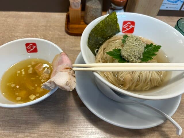 KITCHEN TAKANO: Salz-Tsukemen und klare Hühner-Ramen