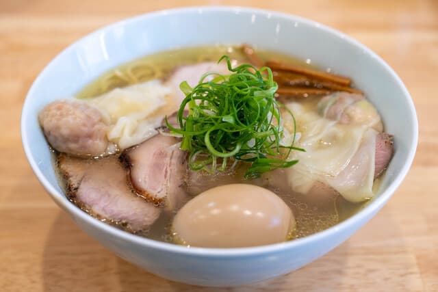 hoshinochuukasoba: Shio-Ramen in klarer Hühnerbrühe