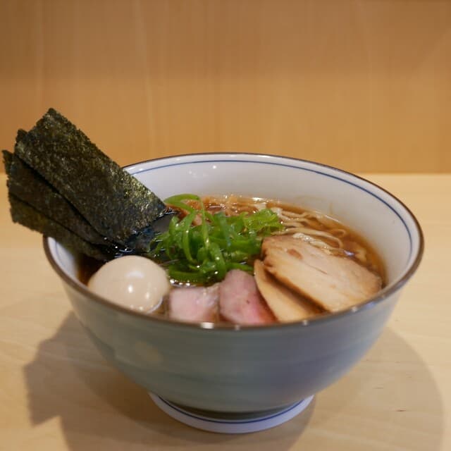 Men Tei Tsumugi: Shamo-Hühner-Ramen mit hausgemachten Nudeln