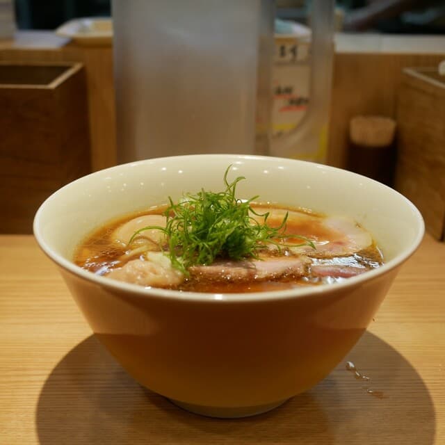 Nakamura Menzaburo Shoten: klarer Shoyu-Ramen, hausgemachte Nudeln