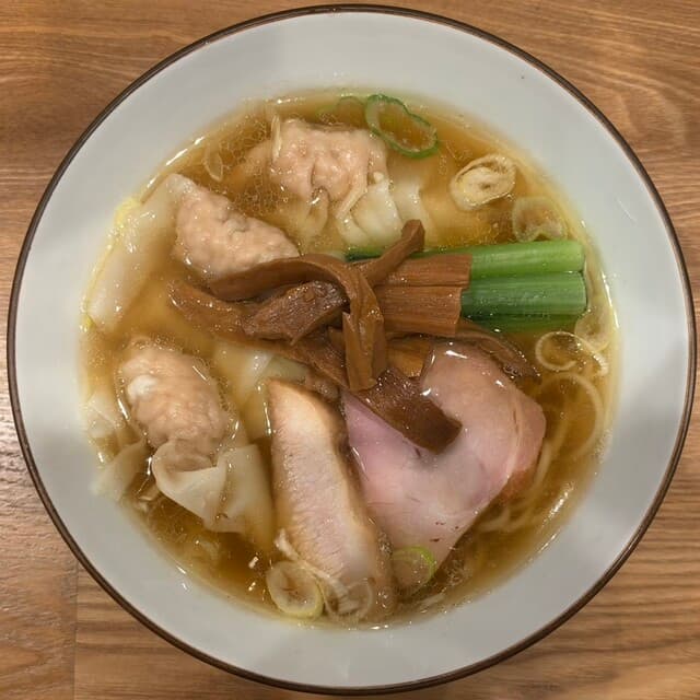 toki: klare Shoyu-Ramen auf Niboshi-Brühe, hausgemachte Nudeln