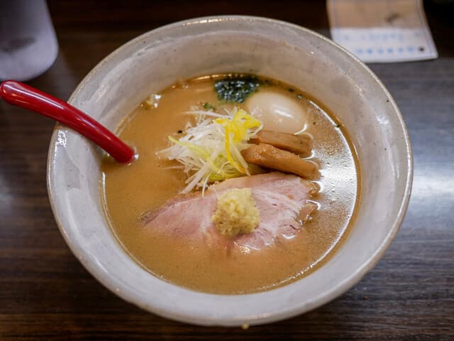 Menya Taiga: Miso-Ramen und Tsukemen am Tresen