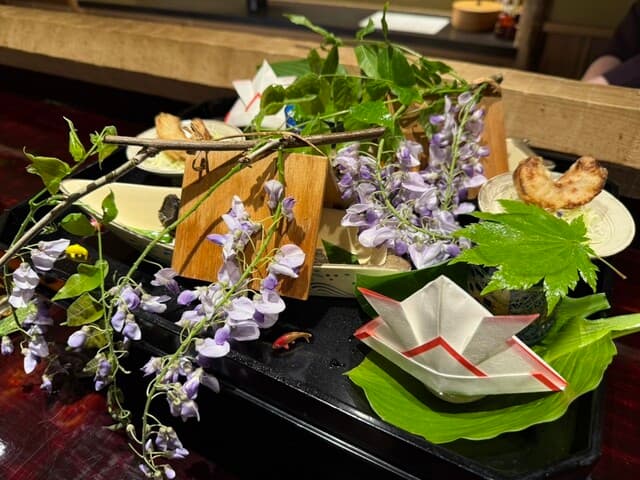 Kanazawa Hirayama: Kaiseki mit Reisgängen aus dem Tontopf