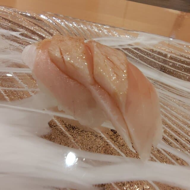 Kanazawa Sushi Yojiro: geschichtete Nigiri aus lokalem Fisch