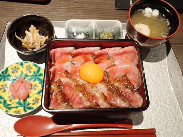 Ushijuu Teraoka: Noto-Wagyu in der Reisbox