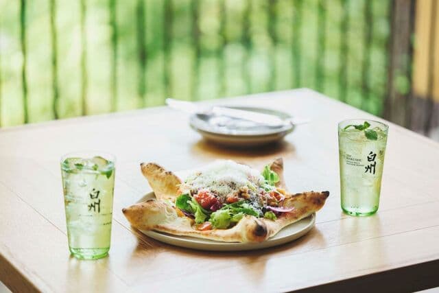 Hakushu Terrace: Holzofenpizza und Highballs der Brennerei
