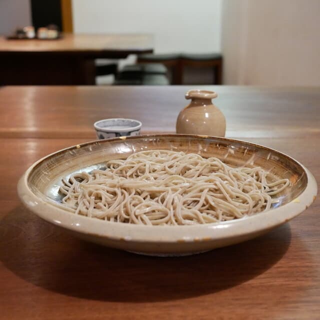 Sanjiro: handgeschnittene Zaru-Soba als festes Mittagsmenü