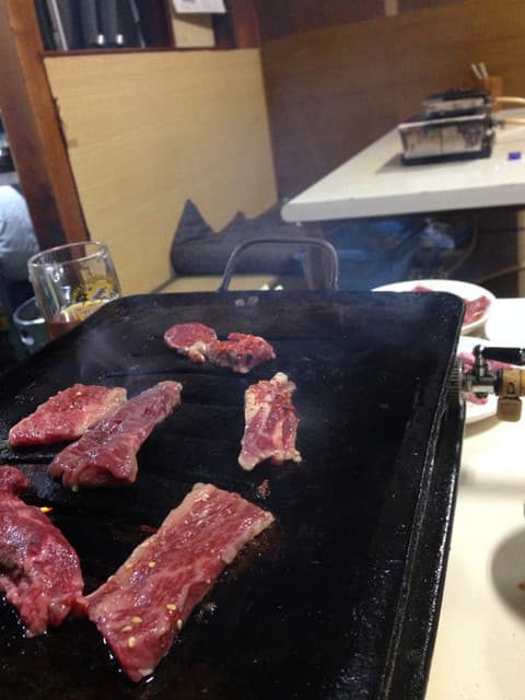 Yakiniku Tokuyama: Grill-Lokal für Rind, Lamm und Innereien