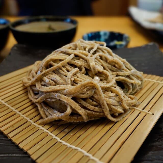 Fumi no Kura: handgeschnittene schwarze Inaka-Soba