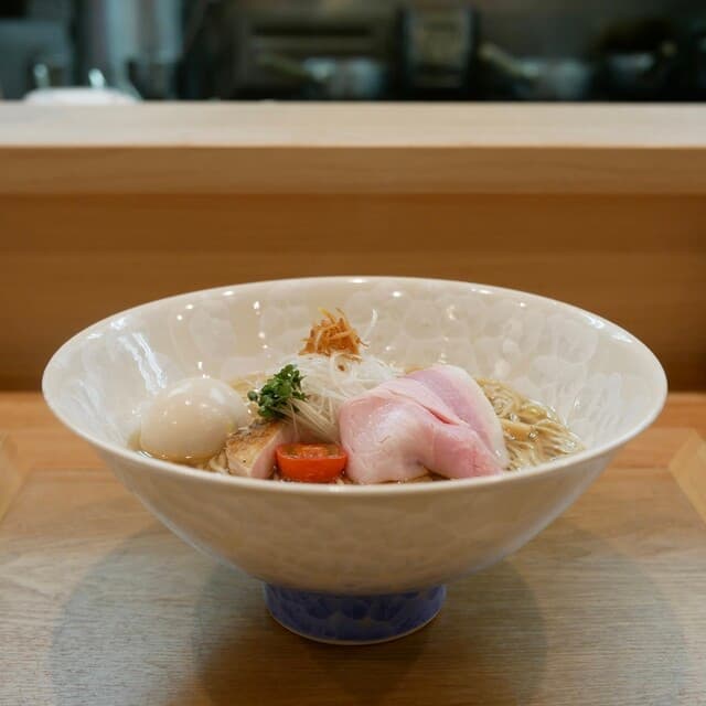 Komugi Soba Ike: Shio-Ramen in klarer Hühnerbrühe