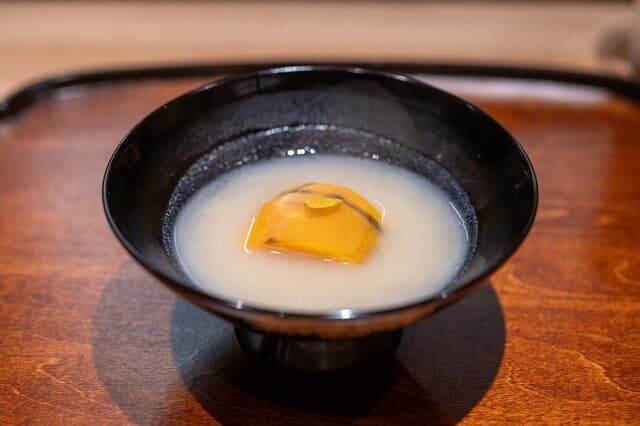 Kamisuwa Ashizawa: saisonales Kaiseki am Tresen mit acht Plätzen
