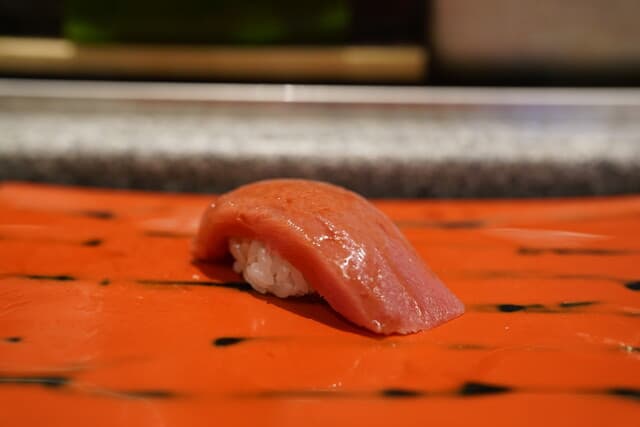 Suehiro Zushi: Sushi-Theke und der Original-Maguro-Hagashi