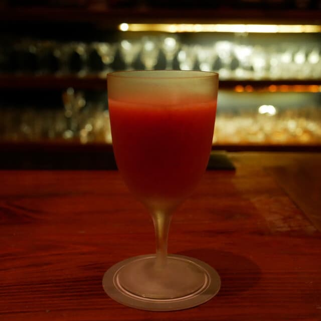 BAR YUMOTO: saisonale Fruchtcocktails mit Flussblick