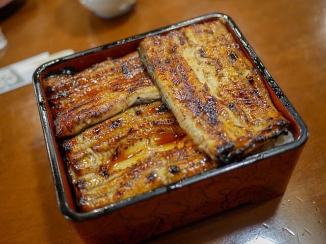 Unagi no Matoi: Aal nach Kantō-Art, gedämpft und gegrillt