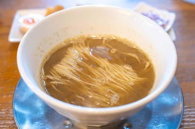 Raa Men Men Soushin: Morgen-Ramen ohne Zusatzstoffe am Tresen