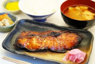 Himono to Nihonshu no Omise yoshi-Uo-tei: gegrillter Trockenfisch