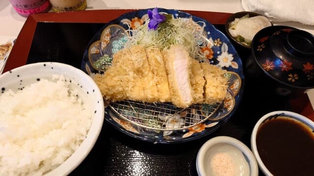 Ton Kara Ten: weißes Tonkatsu und Oyakodon vom Kampfhahn