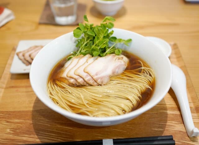 Ramen Le Dessin: Perlhuhn-Ramen eines französisch geschulten Kochs