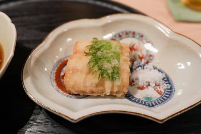 Yoshitomo: Tempura-Omakase mit Gemüse an der Theke