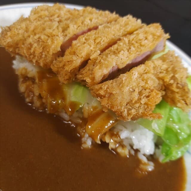 Takumi Mitsukoshi ten: Sarasara-Curry am Tresen mit sieben Plätzen