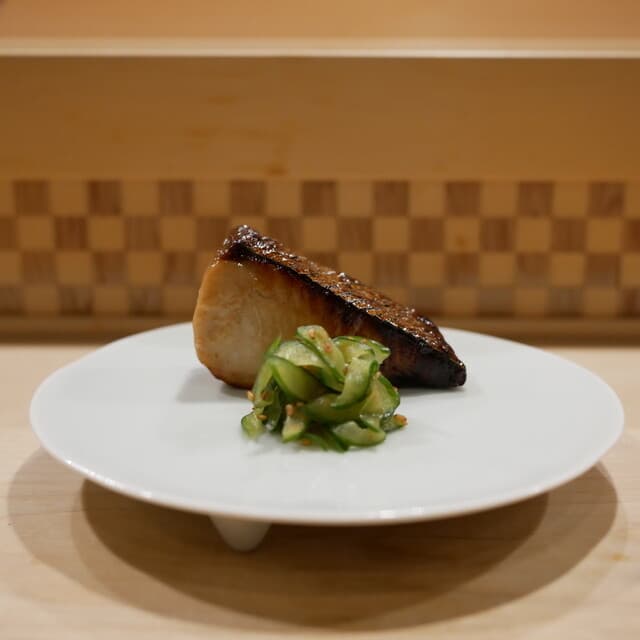 Ueda: Omakase-Sushi an sechs Thekenplätzen