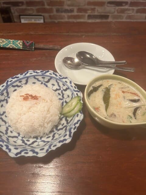 WARUNG PHUAN: Thai-Currys und Nudeln mit echter Schärfe