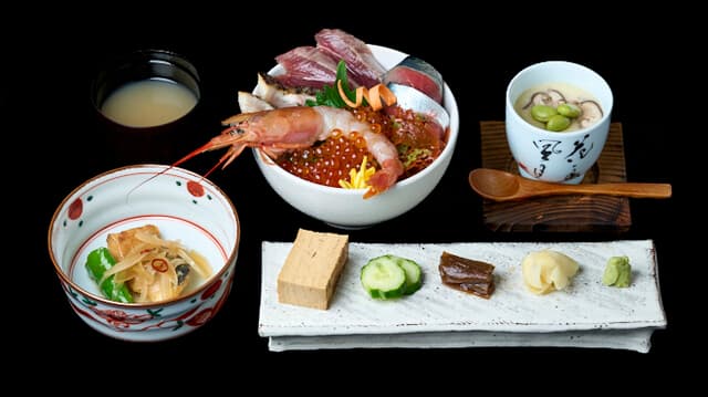 Kaisen-don Senmon Ten Enya: Kaisendon-Mittagstheke mit Wildfisch