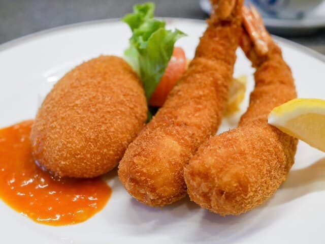 Yoshoku no Mise Mishina: frittierte Garnelen an der Yōshoku-Theke