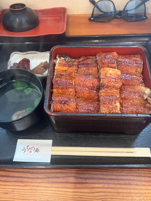 Unaki: gegrillter Aal nach Kansai-Art an der Theke