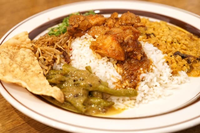 Karapincha: srilankisches Rice and Curry, nur mittags