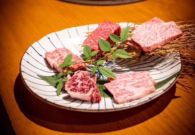 Sumibi Yakiniku Gorou Nagarekawa ten: Wagyu über Binchōtan