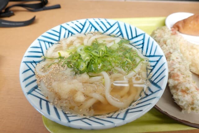 Udon Sakaeda: Sanuki-Udon zur Selbstbedienung mit Iriko-Dashi