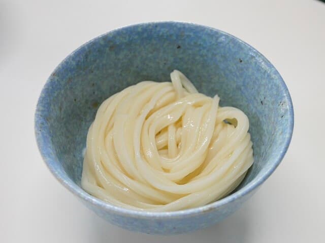 Mishima Seimenjo: Sanuki-Udon zum Selbstwürzen in der Nudelfabrik