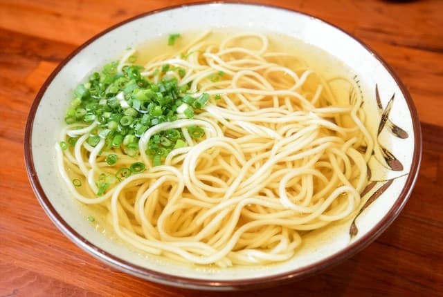 Teuchi Menya Oshima: Udon zur Selbstbedienung mit Iriko-Brühe