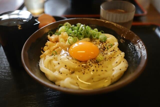 Teuchi Judan Udon Baka Ichidai: Kama-Butter-Udon in Selbstbedienung