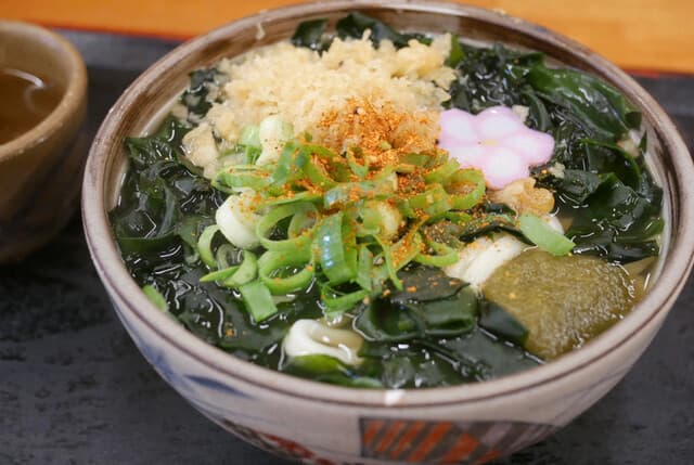 Mendokoro Wataya Marugame ten: Rindfleisch-Udon zur Selbstbedienung