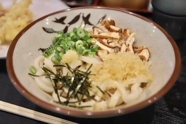 Oshima Udon: Selbstbedienungs-Udon ab 6 Uhr morgens