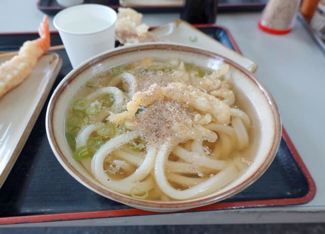 Teuchi Udon Hisaeda: Udon zur Selbstbedienung mit Gratis-Tempura