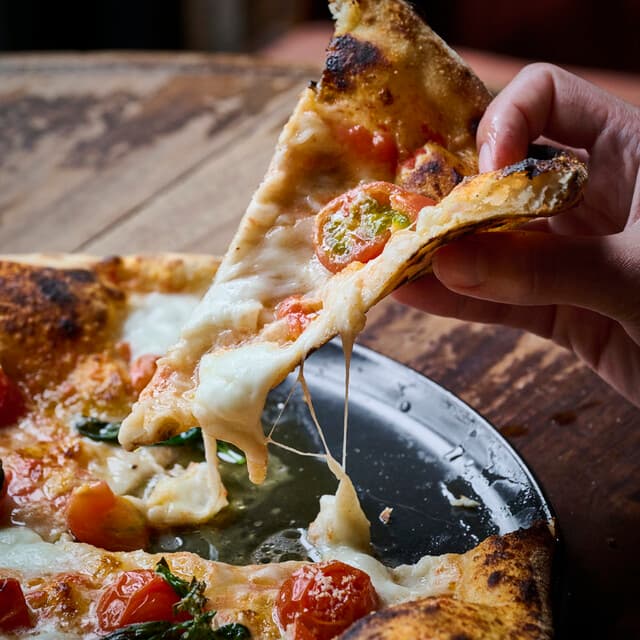 IL PIZZAIOLO: neapolitanische Pizza aus dem Holzofen