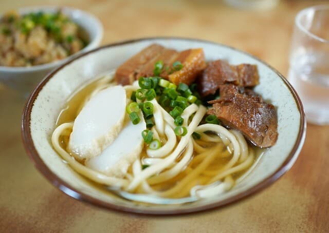 Kishimoto Shokudo: Okinawa-Soba mit Holzaschenudeln seit 1905