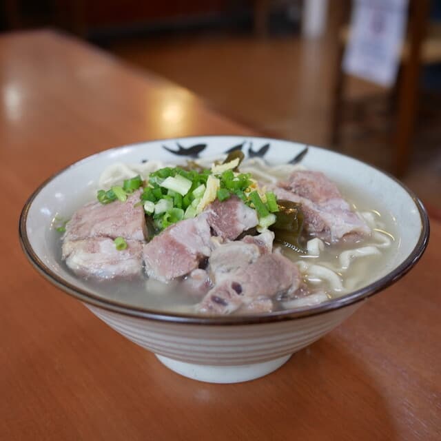 Takaesu Soba: Okinawa-Soba mit zartem Yushi-Tofu