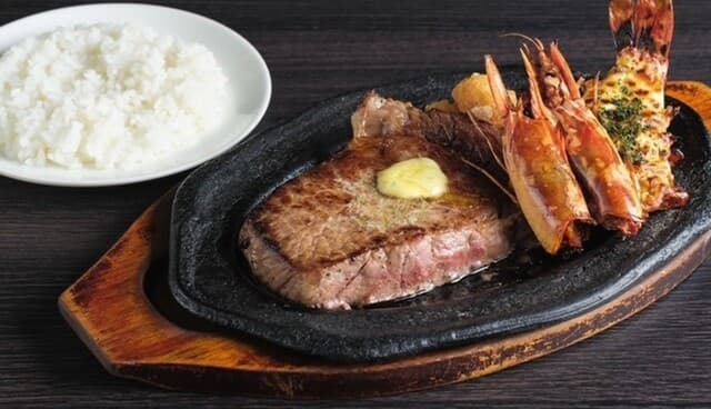 PUB LOUNGE EMERALD: Steaks auf der heißen Eisenplatte