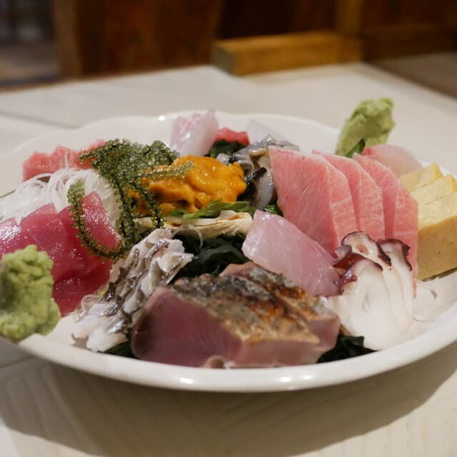 Hitoshi Honten: Blauflossenthun und Inselküche im Izakaya